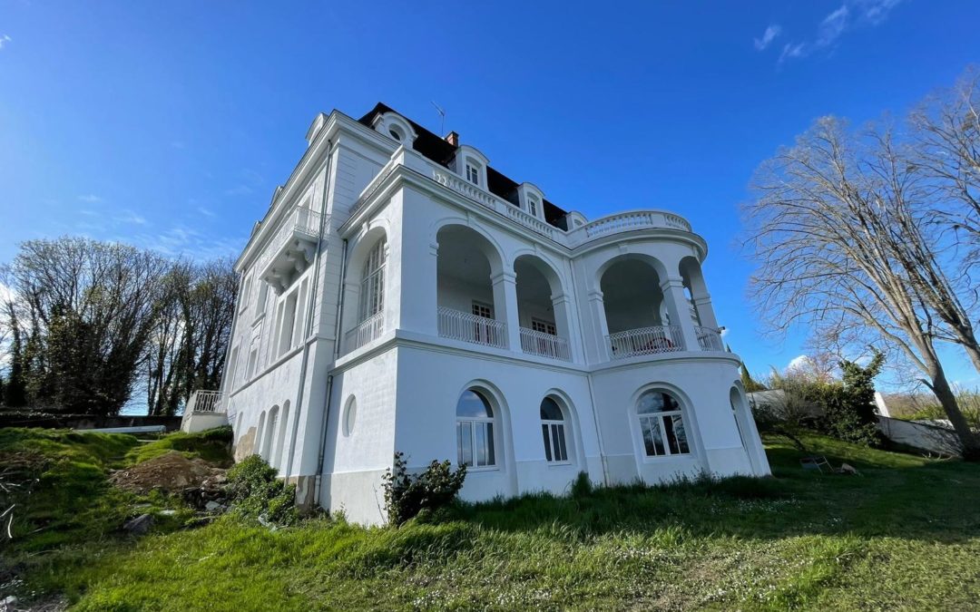 LA MAISON BLANCHE, une résidence prestigieuse nichée au cœur d’un parc classé et boisé à Saint Cyr au Mont D’Or.